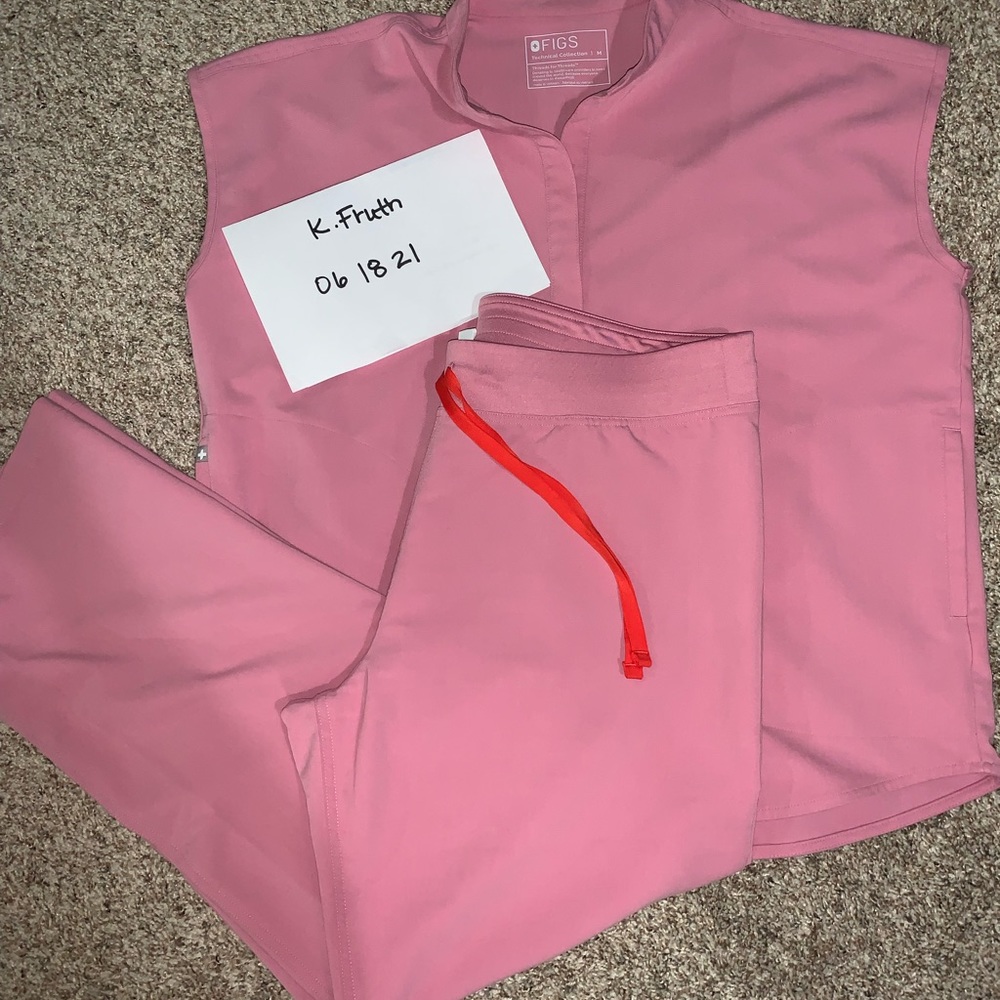 ❌❌SOLD❌❌Figs Chalk Pink Scrub Set
